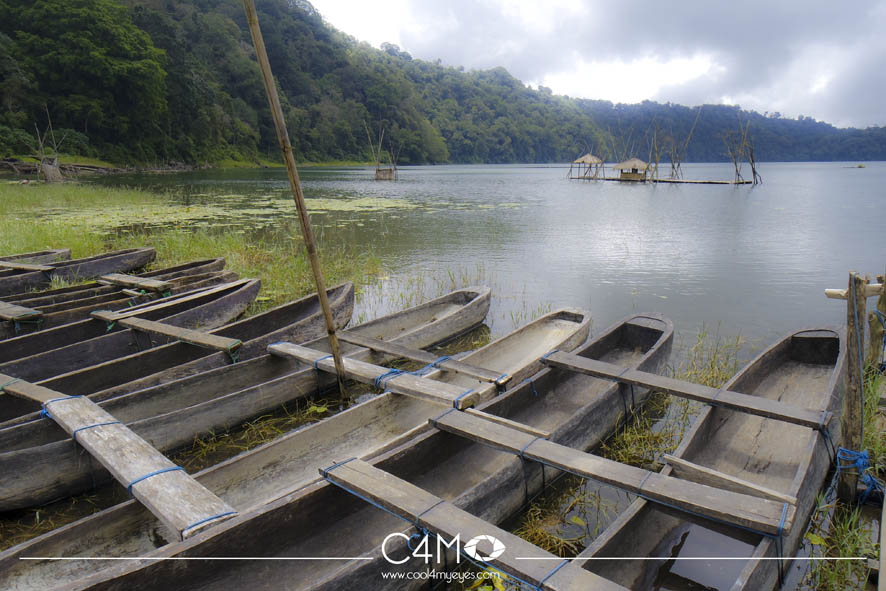 Barisan perahu kayu di Danau Tamblingan