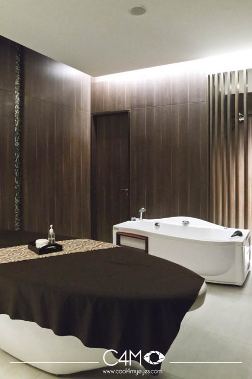 Salah satu ruangan lengkap dengan jacuzzi