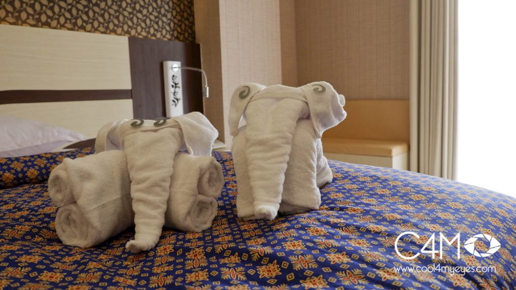 Batik dan boneka handuk yang berbeda di tiap kamar