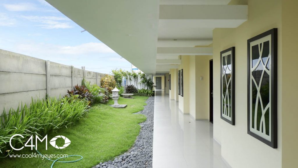 Kamar Pool access berhadapan dengan taman