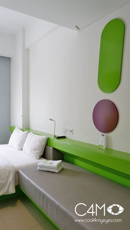 Sofa panjang yang bisa digunakan sebagai extra bed