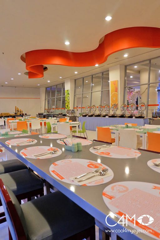 Area indoor dari Harris Cafe