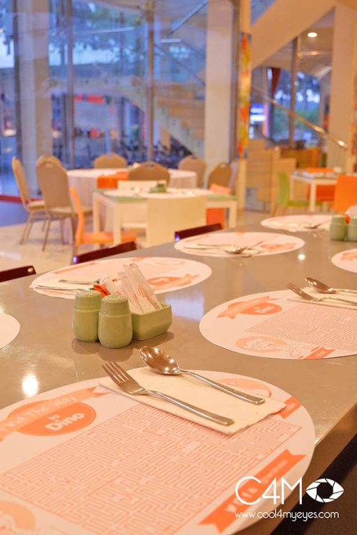 Area semi outdoor dari Harris Cafe
