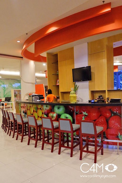 Bar di balik resepsionis