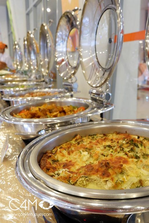 Menu utama mencakup lidah lokal dan internasional