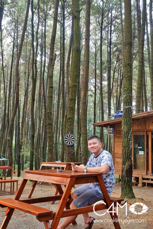 Kafe kecil di tengah hutan pinus gunung pancar
