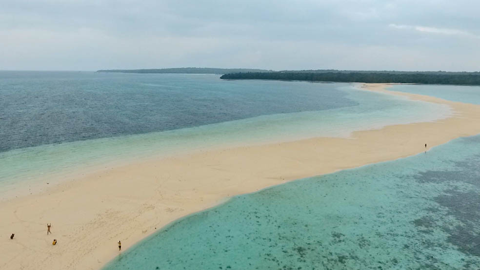 Pantai Ngurtafur Pulau Kei membentang sejauh 2 Km