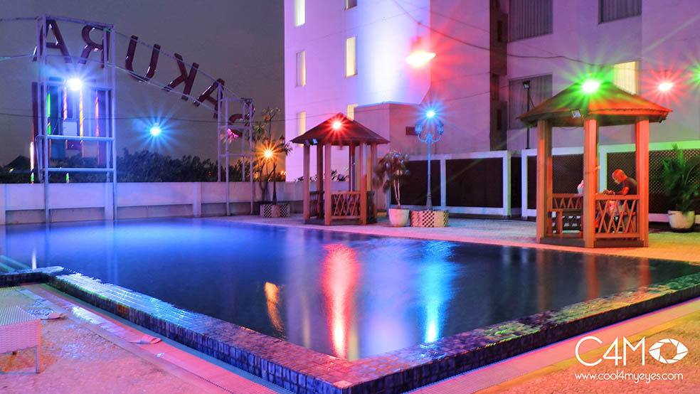 Pool dengan lampu warna warni