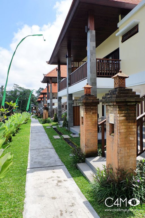 Menghadap langsung area sawah