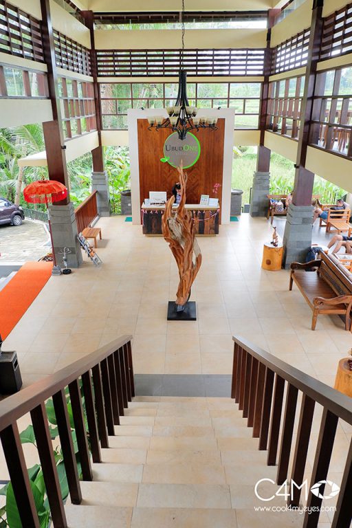 Tak berdinding supaya bisa langsung melihat area sawah