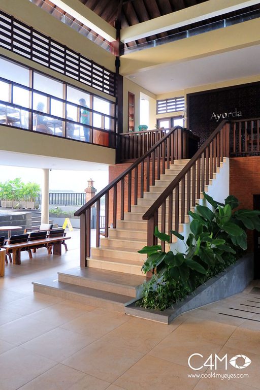 Tangga menuju area resto