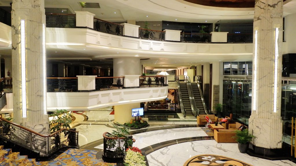 Langit-langit tinggi menambah kesan mewah