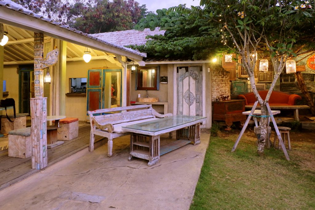 Banyak menggunakan barang daur ulang