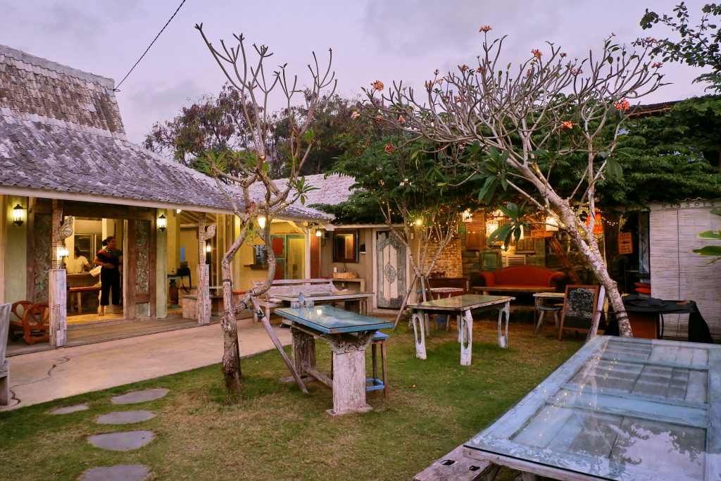 Area outdoor menjelang malam