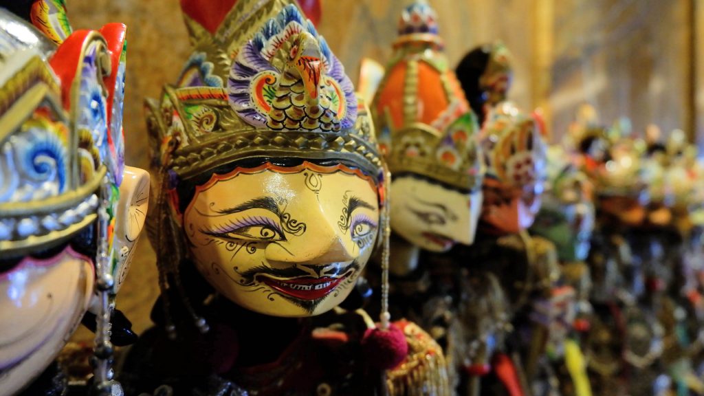Pajangan wayang di belakang resepsionis