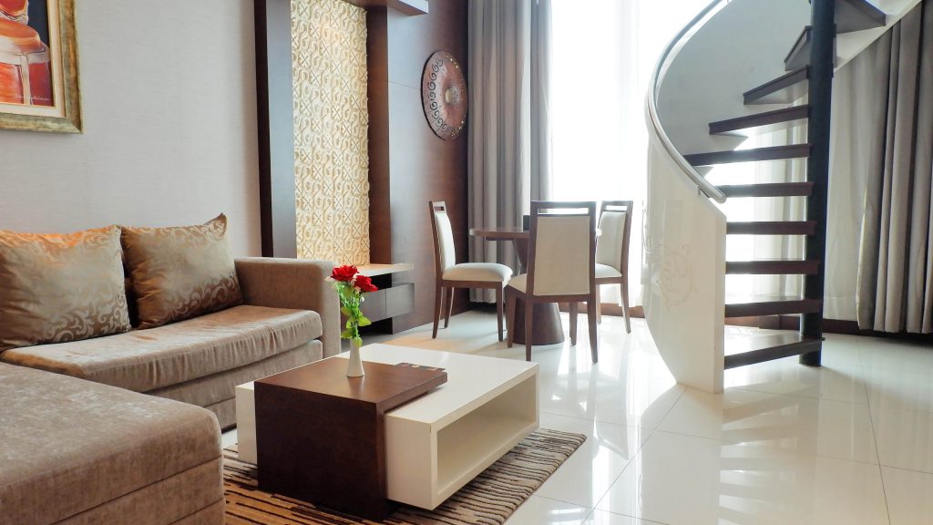 Living room dan dining area di lantai 1