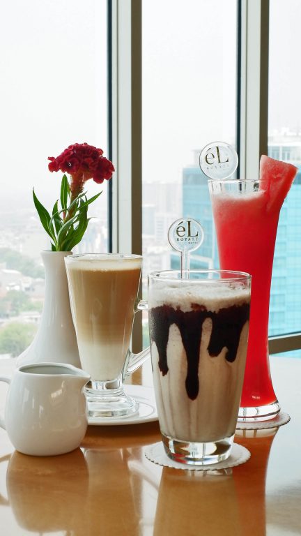 Minuman segar sambil menikmati view Bandung