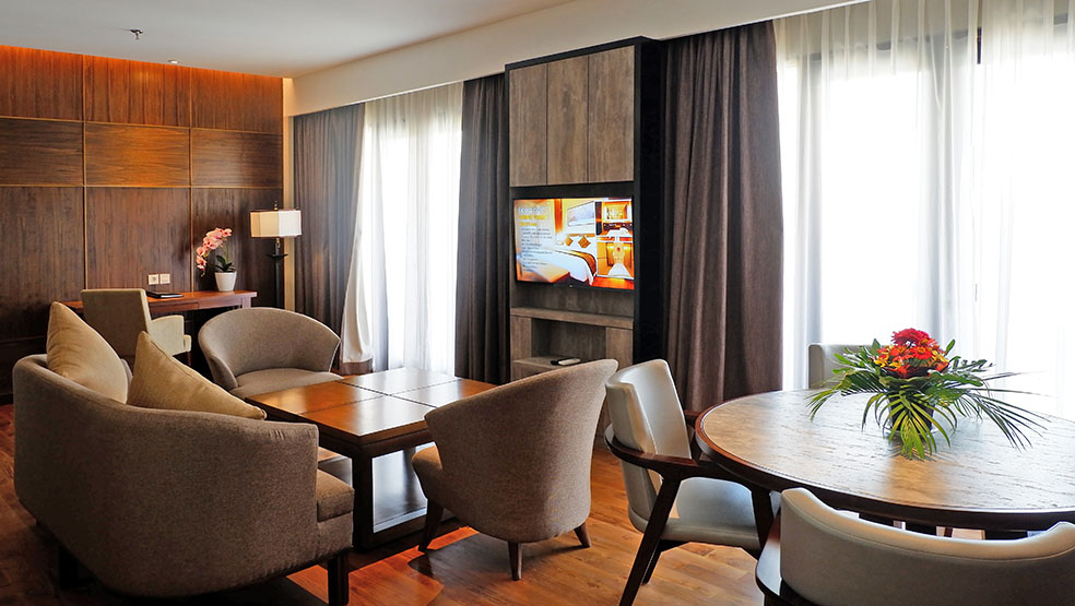 Royale suite dengan ruang makan, ruang santai dan area kerja