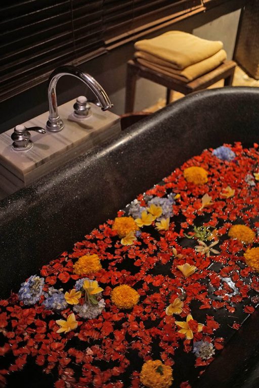 Berendam dengan berbagai macam bunga