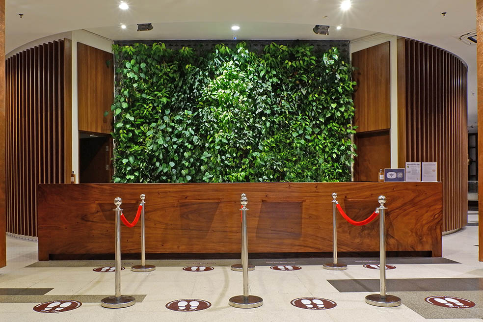 Backdrop hijau di lobby