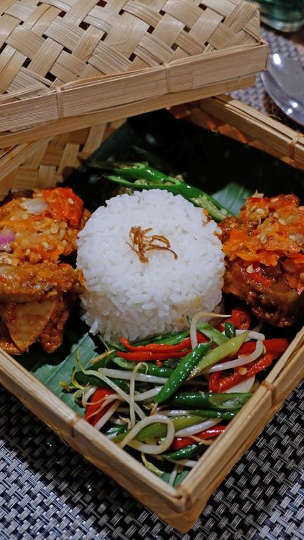 Nasi besek sambal pecah