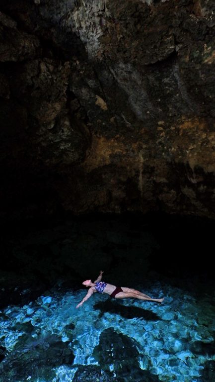 Kolam di ujung gua