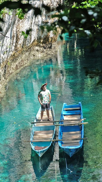 Laguna memanjang diapit tebing