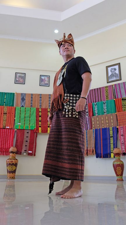 Mengenakan Tais Belu